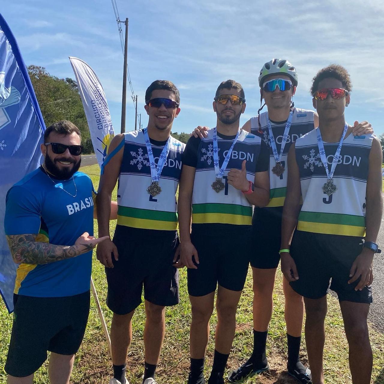 Dr. Lucas Garbulha ao lado de atletas brasileiros medalhistas
