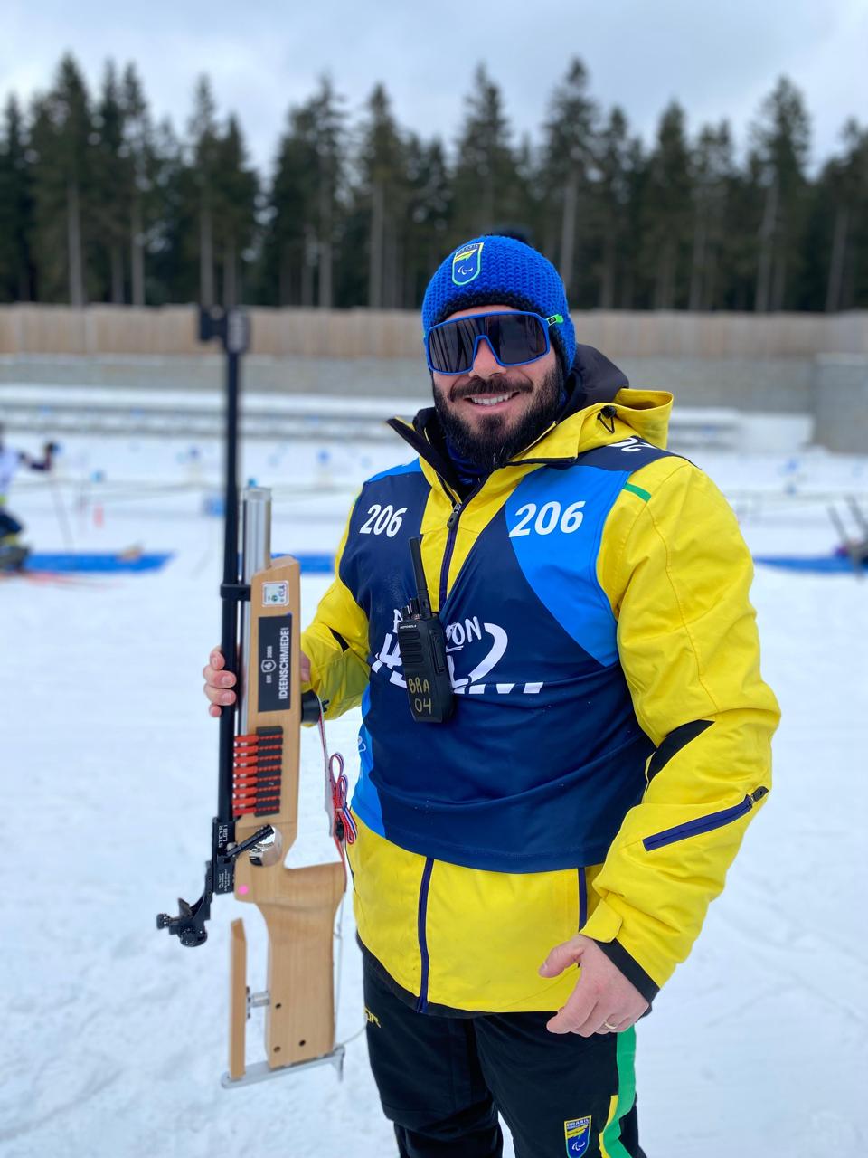 Dr. Lucas Garbulha em pista de neve com uniforme da Seleção Brasileira Paralímpica