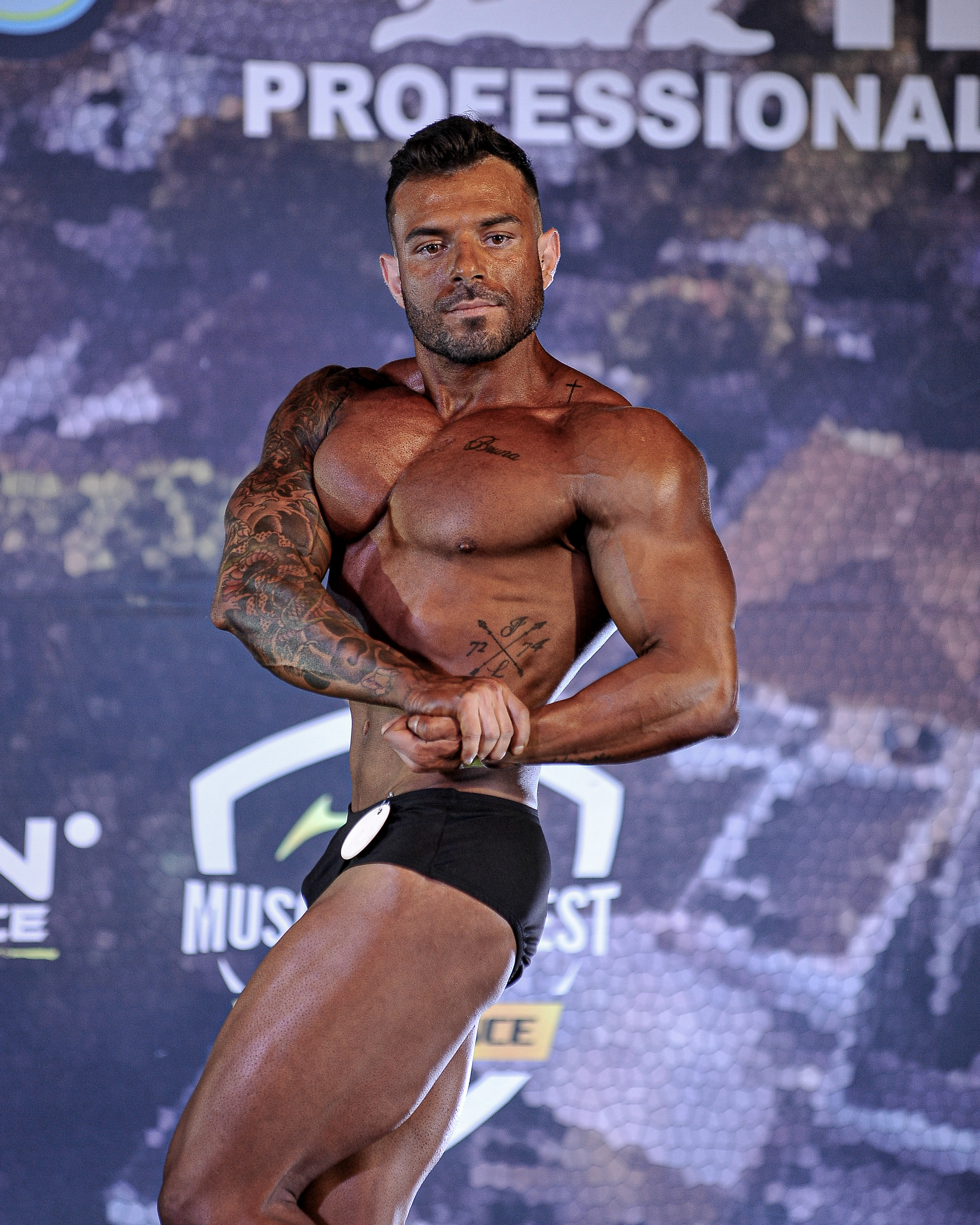 Lucas Garbulha em apresentação de fisiculturismo