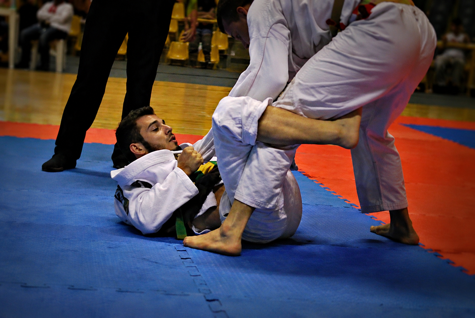 Lucas Garbulha em luta de Jiu-Jitsu durante competição
