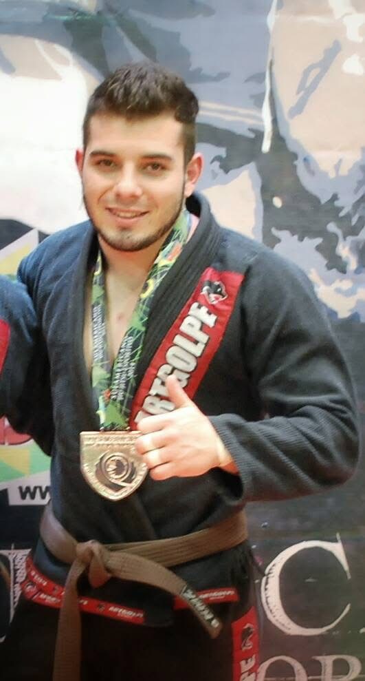 Lucas Garbulha com medalha em competição de Jiu-Jitsu